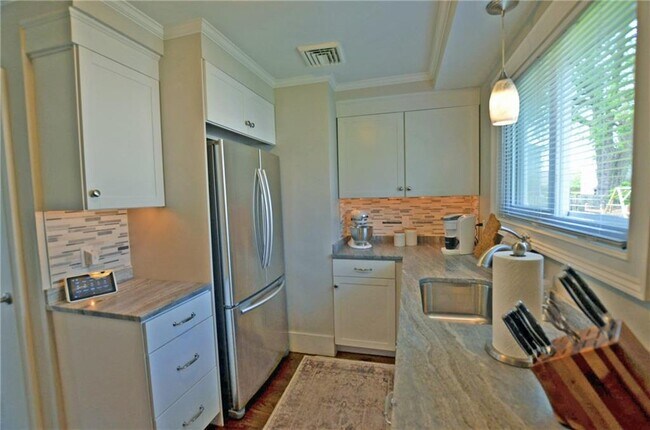 Building Photo - 10 Brayton Ave