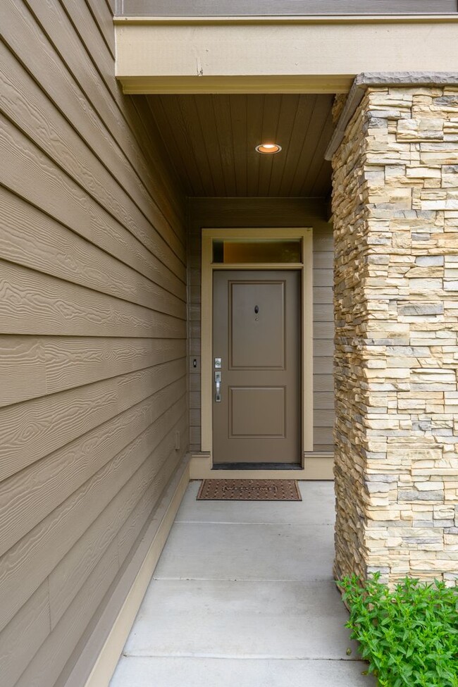 Building Photo - New listing!  Modern, A/C, Washer & Dryer included!