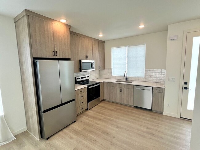 Building Photo - *MOVE-IN SPECIAL*  St. Johns New Build Townhouse - Bright and Spacious End Unit 2 Bedroom with A/...