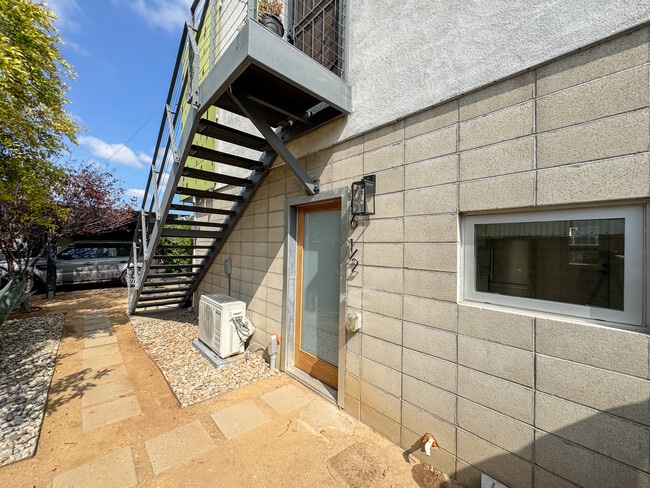 Building Photo - 956 Camulos St