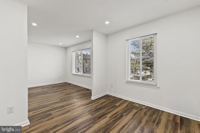 Building Photo - 8234 Stationhouse Ct