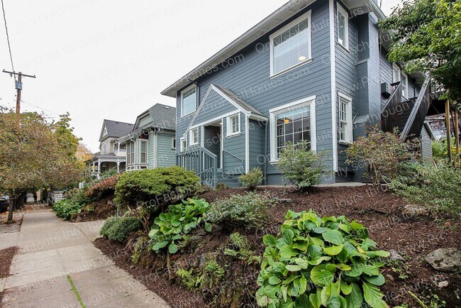 Foto del edificio - 2364 NW Northrup St - Upper Unit
