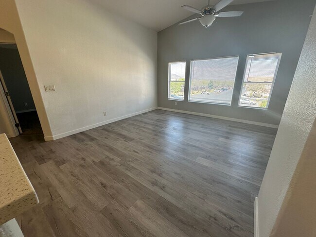 Foto del edificio - HENDERSON TOWN HOUSE W/ CITY VIEWS!!
