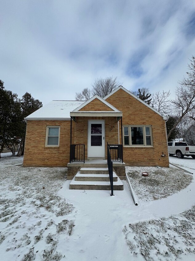 Primary Photo - 3 Bedroom Home w/ 2 Car Garage