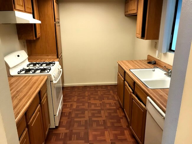 Kitchen - 1830 N Verdugo Rd