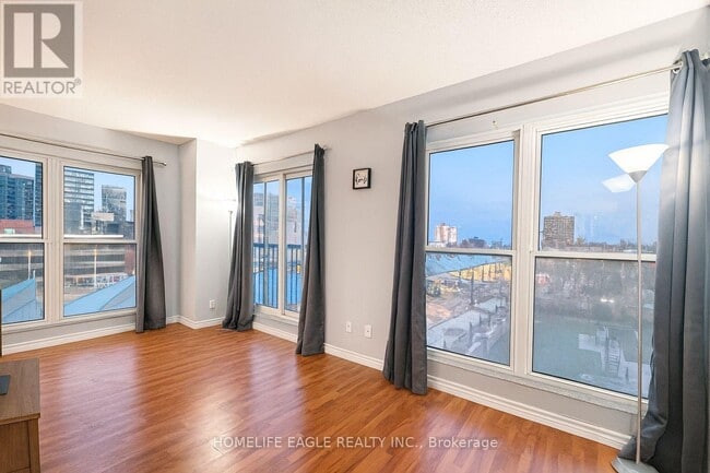 Building Photo - 135 James St S