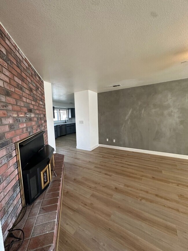 Foto del edificio - Charming Home Rent Ready !