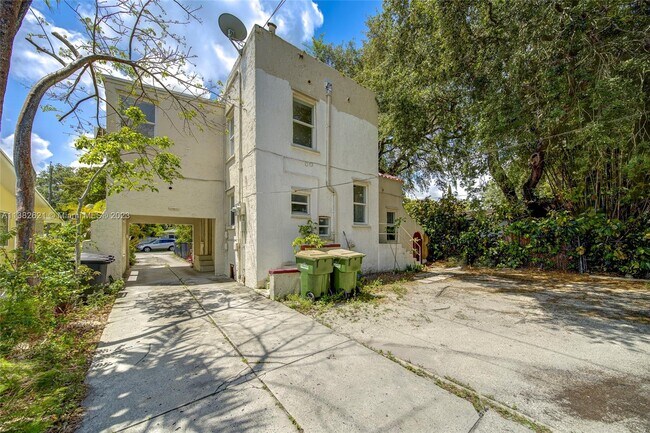 Building Photo - 1045 NE 131st St