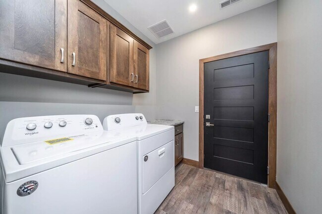 Building Photo - 2721 W Oak Hill Dr