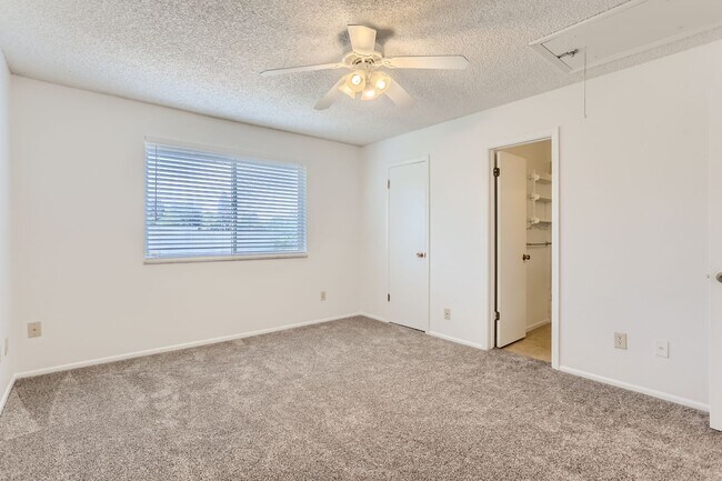 Foto del edificio - Evolve Real Estate: Stunning 2Beds/2 Baths, 1269 SQFT Condo with Two Assigned Parking Spots!