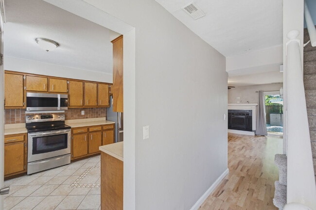 Photo - "Cozy 3-Bedroom Townhouse with Fireplace Oasis – 5475 Davis Way, Virginia Beach!"