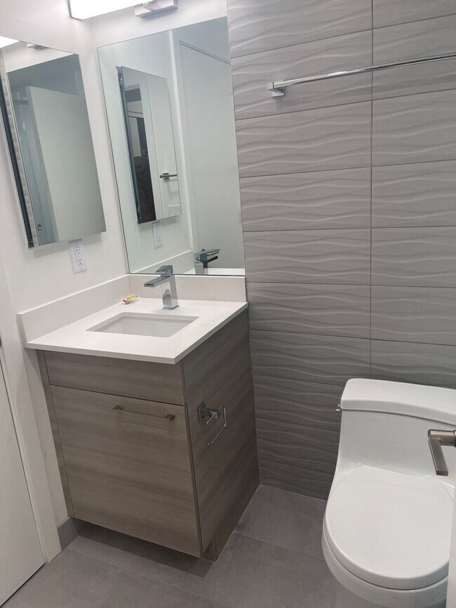 Foto del edificio - LUXURY 2 BED 2.5 BATH DUPLEX, All New , Laundry in Unit Garage Pool,. Gym 1 free month