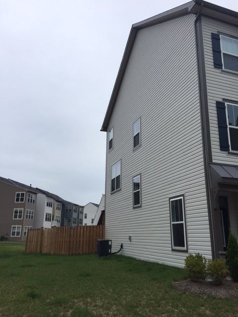 Building Photo - Colonial Forge - Gorgeous END UNIT Townhome