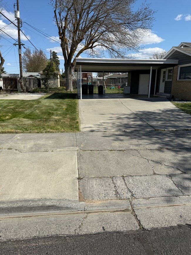 Building Photo - Corner Home In Lakeview Terrace