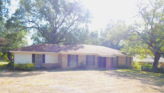 Building Photo - Expansive 3/2 Home in Tyler w/Additional D...