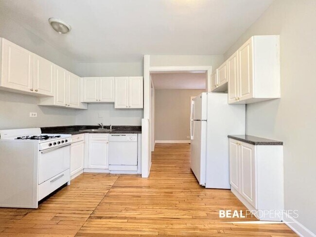 Building Photo - 1 bedroom in CHICAGO IL 60613