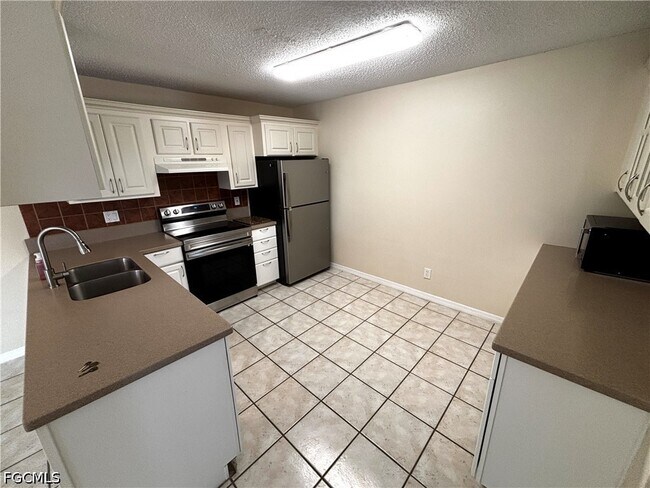 Foto del edificio - 5660 Foxlake Dr