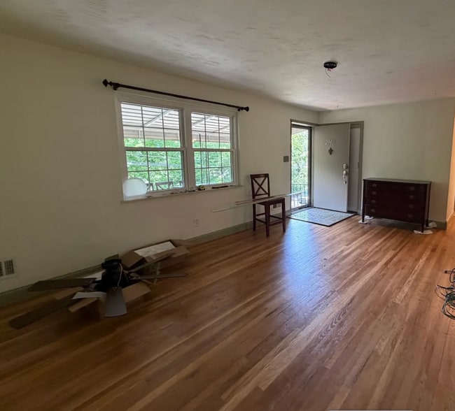 Building Photo - Dormont One-Level Ranch-2 bedrooms/2 bathrooms