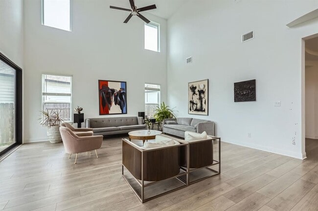 Building Photo - 542 Round Vly Trl