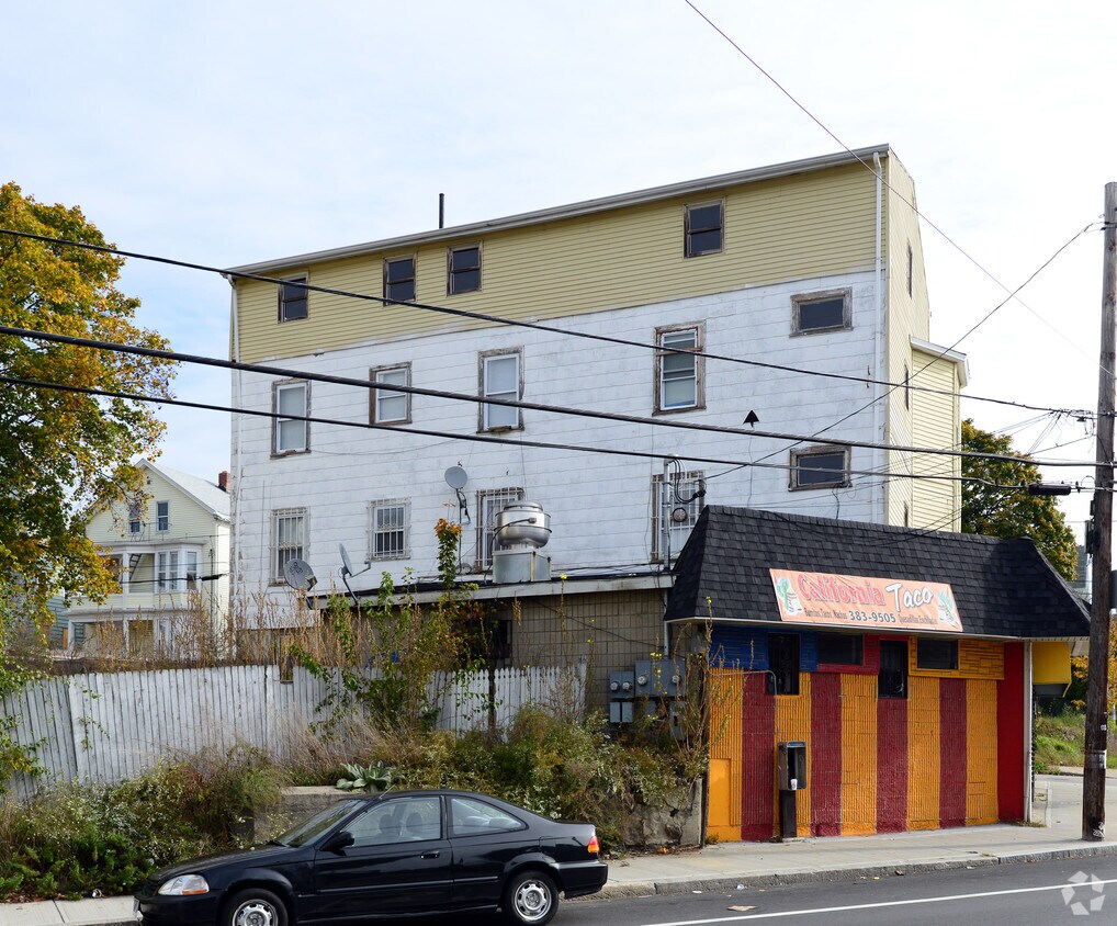Building Photo - 319-321 Amherst St