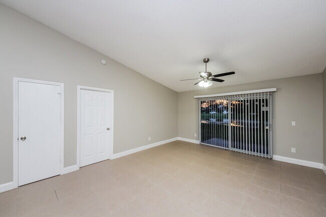 Foto del edificio - 240 Satinwood Cir