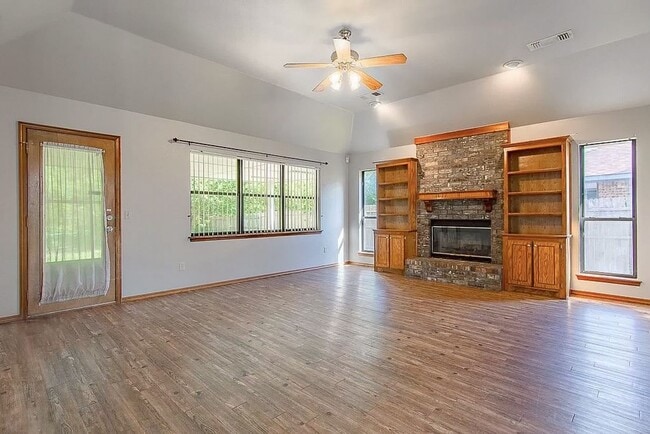 Building Photo - Beautiful 3 Bed 2 Bath Home in the Heart o...