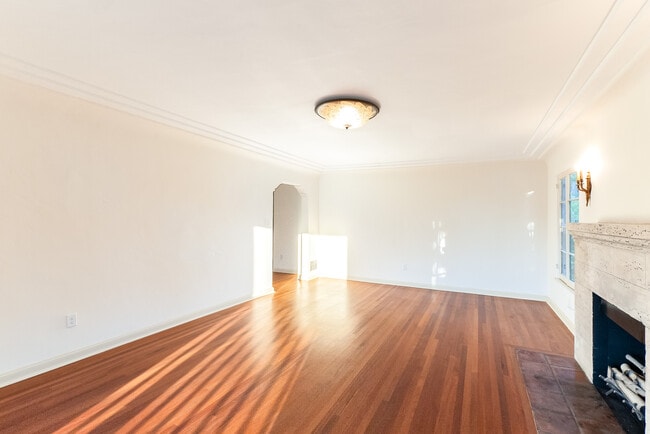 Building Photo - 1066  S Genesee-