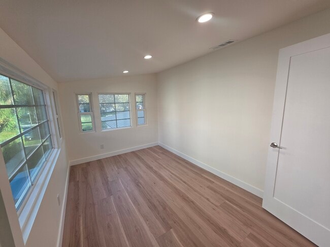Foto del edificio - 2913 W Riverside Dr