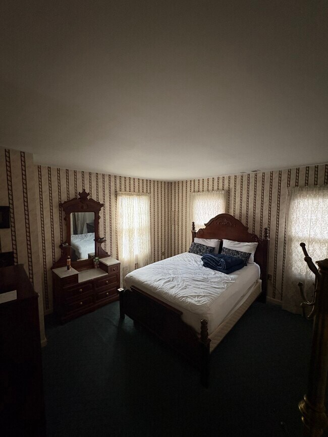 Bedroom - 400 N Union Ave