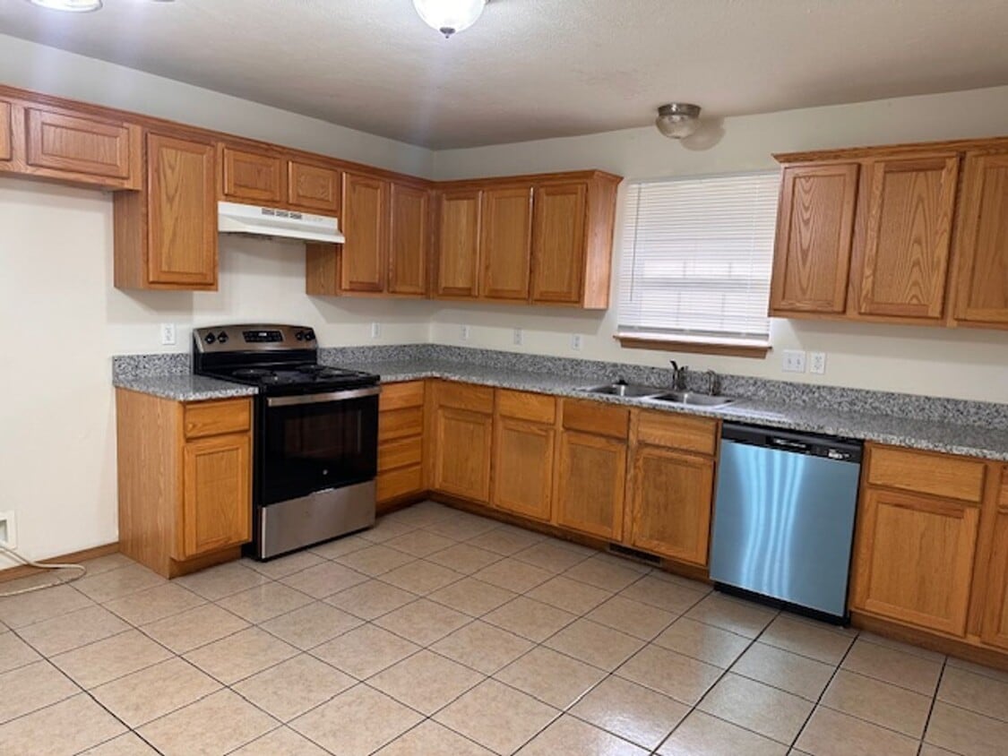 Building Photo - Great 3 bed 2 bath home in SE Springfield