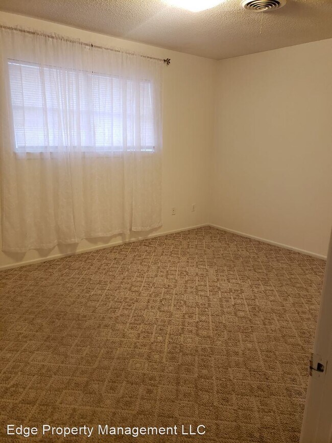 Building Photo - 3 br, 2 bath House - 4312 Summit Cir
