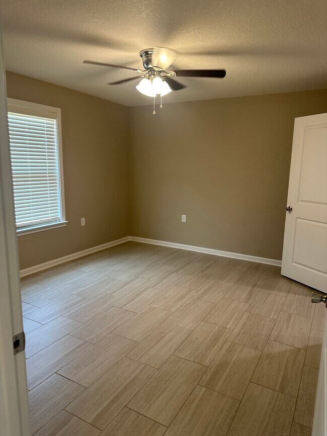 Dormitorio principal - 208 Oak Ct
