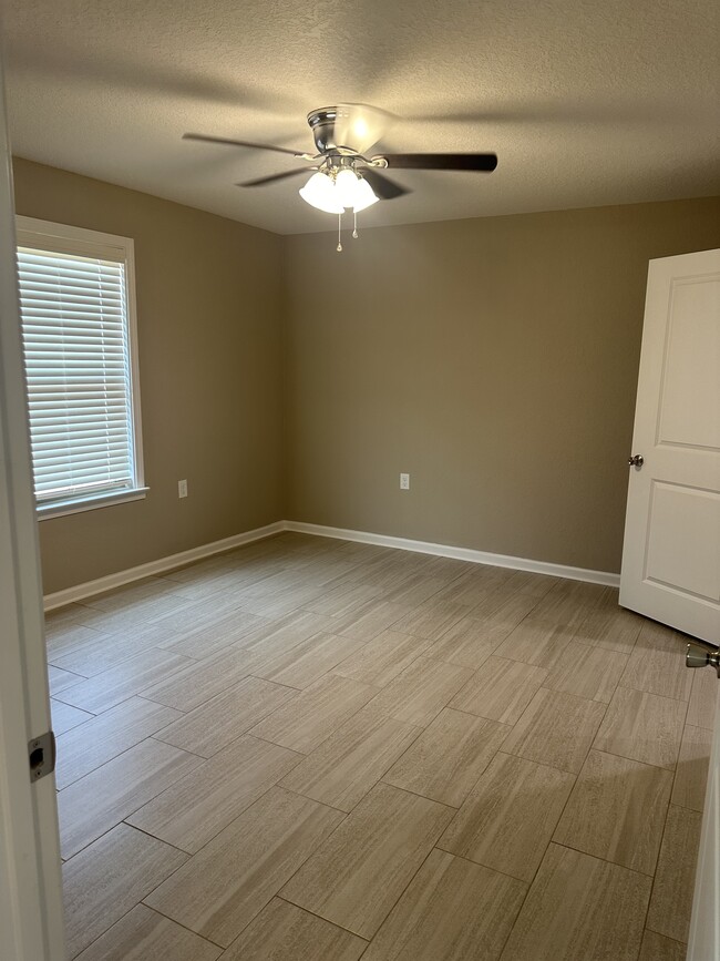 Master Bedroom - 208 Oak Ct