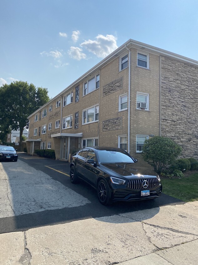 Foto principal - 6721 W Irving Park Rd