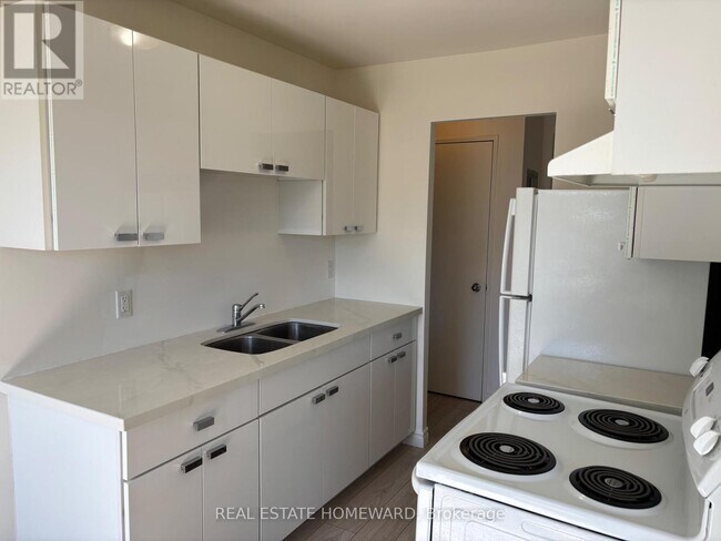 Photo du bâtiment - 1765 Lawrence Ave E