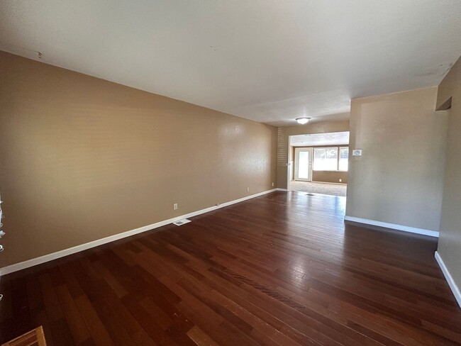 Building Photo - $0 DEPOSIT OPTION, U-HILLS, 4 BED, LARGE A...