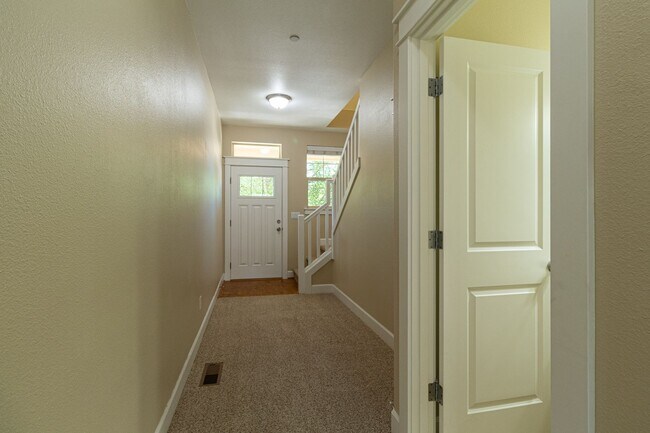 Building Photo - Beautiful 4 Bed 2.5 Townhome with 2 Car Ga...