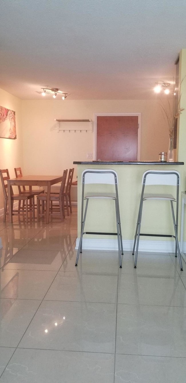 Foto del edificio - 3220 Bayview Dr
