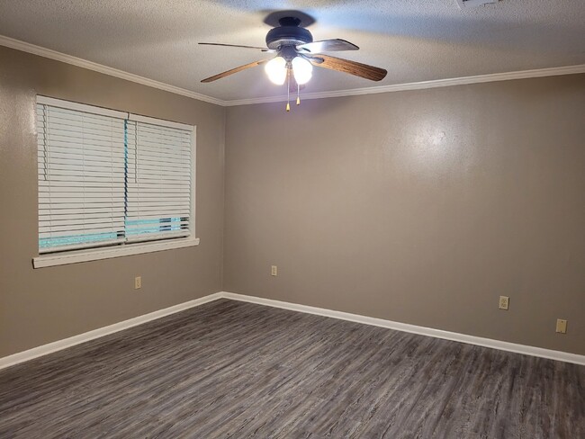 Foto del edificio - 2 bed / 1 bath apartment