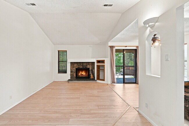 Foto del edificio - $1,595.95 2 bed, 2 bath located in Lakewood with a washer and dryer