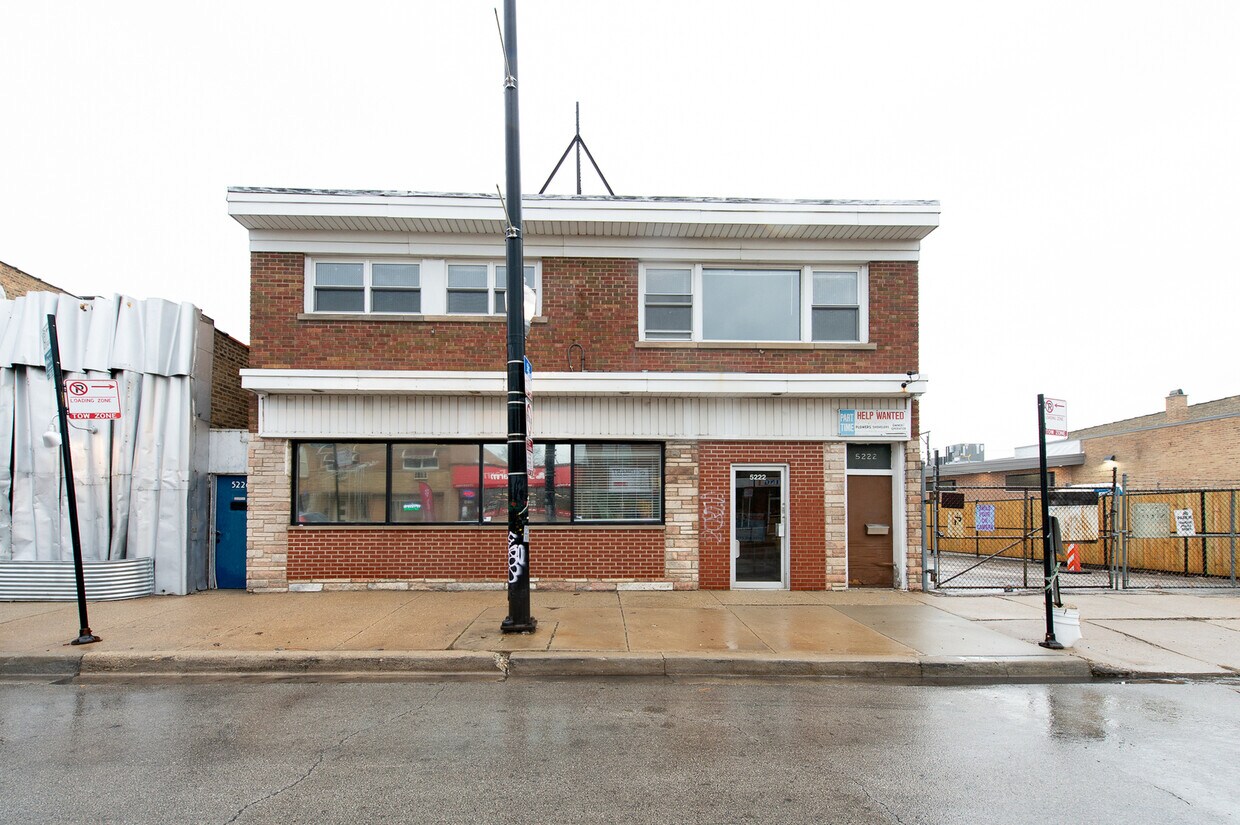 Foto principal - 5222 W Belmont Ave
