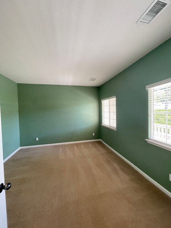 Building Photo - 4 br, 3.5 bath House - 1713 Skyview Dr.