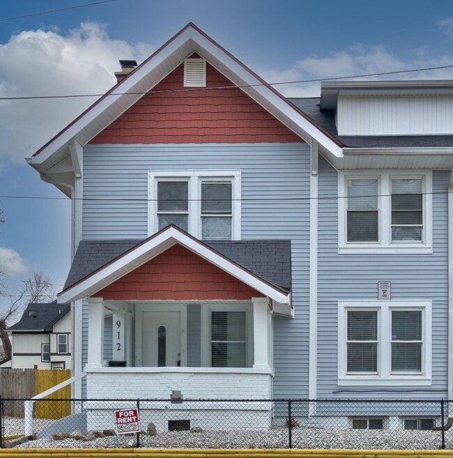 Building Photo - 912 E 22nd St
