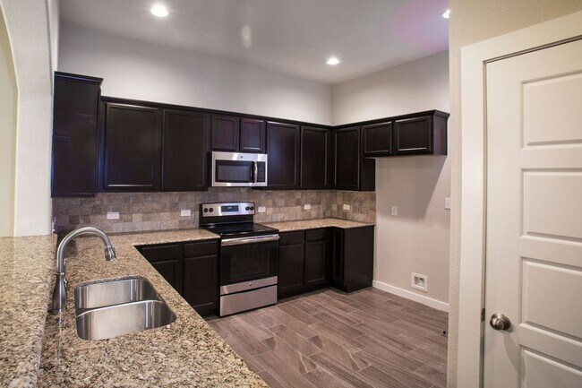 Building Photo - 113 Lakeview Ct
