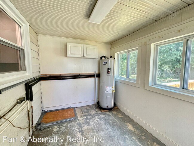 Foto del edificio - 3 br, 1.5 bath House - 21612 Magnolia Avenue