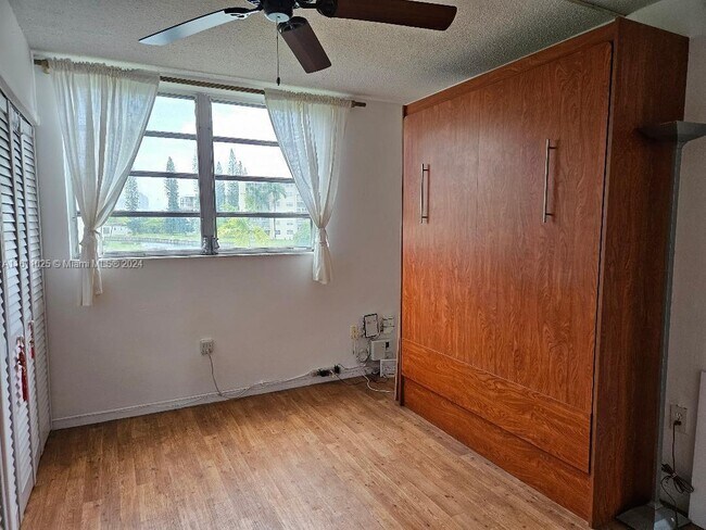 Foto del edificio - 2851 Leonard Dr