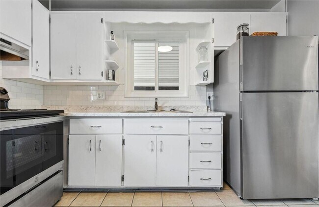 Foto del edificio - Updated Brick Ranch with Gorgeous Finishes & Ideal Location!