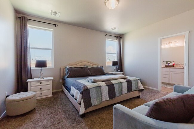 Building Photo - Meticulously Clean 3 bedroom 2 bathroom Home