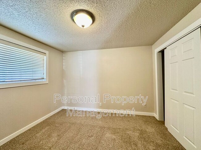 Building Photo - 902 NE 86th St