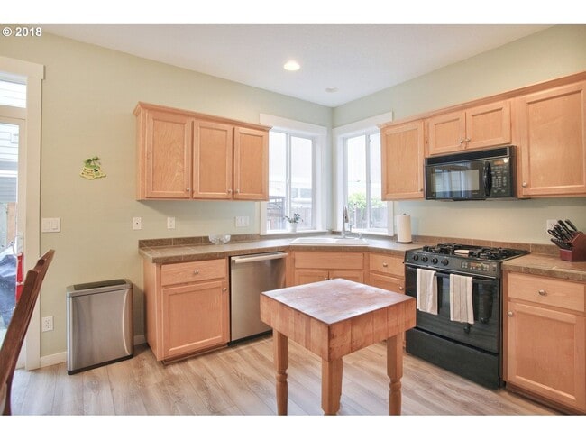 Foto del edificio - Comfortable Beaverton Living- 4 Bedroom, 2.5 Bath home Near Nike & Intel with Open Living & Priva...